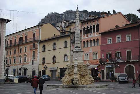 Tagliacozzo - Tagliacozzo Piazza Oblisco - al centro, la fontana dell´Obelisco del 1824 che sostituì l´antico pilozzo di pietra, dove venivano fatti sedere alla pubblica gogna i debitori insolventi width=